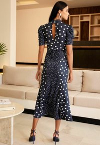 Lipsy SHORT SLEEVE GATHERED WAIST MIDI - Obleka iz džersija - navy blue white polka dot