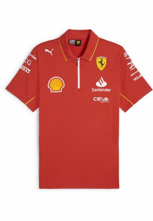 Czerwona koszulka polo z krótkimi rękawami, zamkiem przy kołnierzyku, żółtymi akcentami i wieloma logo, w tym Ferrari, Puma i Shell. Materiał mieszanki bawełny.