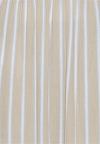 Tessuto beige con righe verticali blu e bianche, caratterizzato da una finitura morbida e testurizzata e da un design fluido. Adatto per un abbigliamento casual.