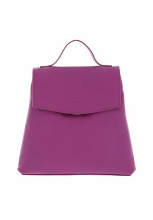Sac à main en cuir violet avec une poignée supérieure et une fermeture à rabat à l'avant, au design simple et avec un branding subtil sur le rabat.