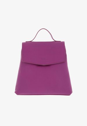Sac à main en cuir violet avec une poignée supérieure et une fermeture à rabat à l'avant, au design simple et avec un branding subtil sur le rabat.