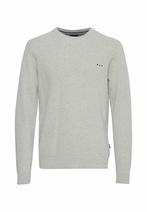 Svetle šedý pletený svetr s kulatým výstřihem, žebrovanými manžetami a malým vyšitým logem v červené, bílé a modré na hrudi.