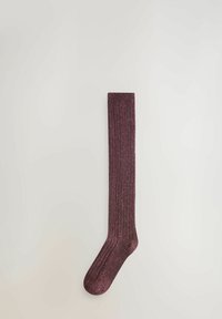 Yksittäinen polven korkeudelle ulottuva sukka tummanmaroonina, jossa on hienovarainen pilkullinen kuvio ja ribbitekstuuri, esitetty litteänä vaalealla taustalla.