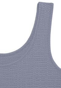 Camiseta gris texturizada con cuello redondo y tirantes anchos. La tela tiene un sutil patrón geométrico.