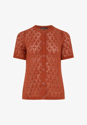 Cardigan à manches courtes en crochet orange rouille avec motif en dentelle géométrique et fermeture à boutons sur le devant.