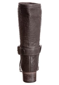 Bota de cuero marrón oscuro hasta la rodilla con una superficie texturizada, punta redonda y una correa decorativa alrededor del tobillo. Tacón de madera.