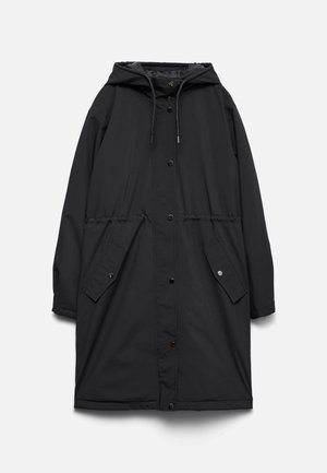 Musta pitkä hupullinen parka, jossa etupuolen napitus, kiristysnyörillinen huppu ja läppätaskut painonapeilla.
