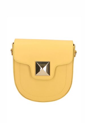 Gele leren crossbodytas met afgeronde onderste klep en zilverkleurige, pyramidevormige sluiting op witte achtergrond.