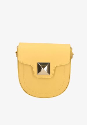 Gele leren crossbodytas met afgeronde onderste klep en zilverkleurige, pyramidevormige sluiting op witte achtergrond.