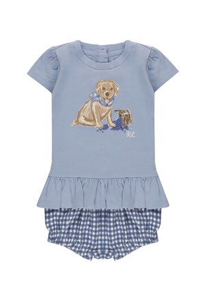 Completo azzurro per neonati con maniche corte, maglia con orlo arricciato con disegno di cucciolo e cesta rovesciata, abbinato a bloomers a quadri blu e bianchi.
