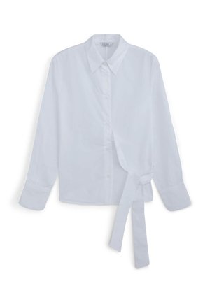 Camicia bianca a maniche lunghe con colletto a punta e cravatta di tessuto attaccata sul lato destro.