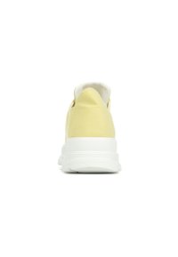 Baskets en toile jaunes avec une semelle en caoutchouc blanche, présentant un bout arrondi et une silhouette basse. L'arrière affiche un détail cousu au niveau du talon.