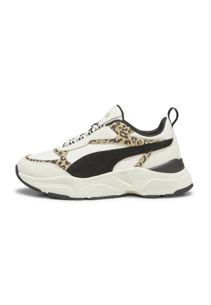 Sneaker bianco con accenti in stampa leopardata nera e beige, caratterizzata da materiali testurizzati, una suola spessa e una linguetta sul tallone.