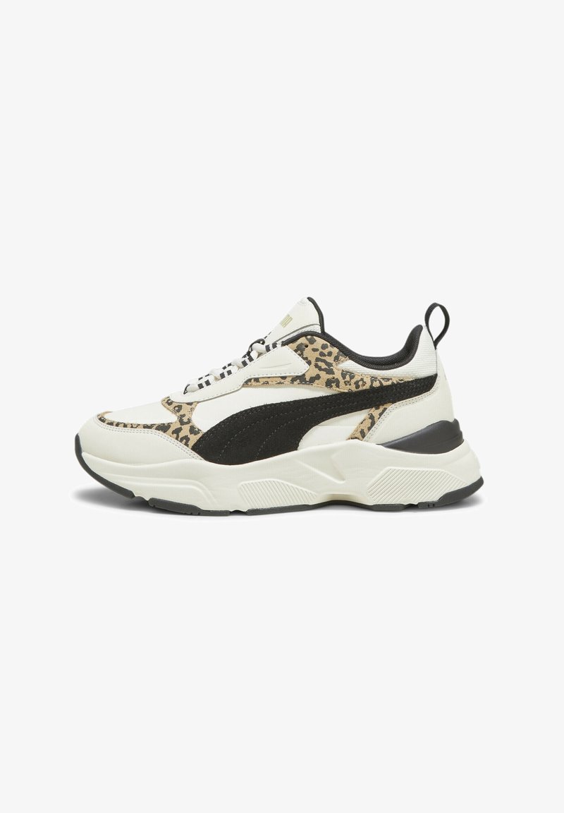 Sneaker bianco con accenti in stampa leopardata nera e beige, caratterizzata da materiali testurizzati, una suola spessa e una linguetta sul tallone.