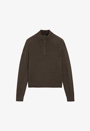 Brun strikket sweater med høj krave, der har en knapstolpe med fem mørke knapper samt ribstrikkede manchetter og kant.