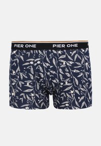 Calzoncillos bóxer azul marino con estampado de hojas botánicas y bayas en blanco y gris claro, cinturilla negra con la etiqueta "PIER ONE" en texto blanco.
