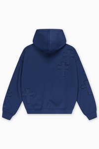 Granatowa bluza z kapturem, ozdobiona teksturowanym haftem w formie krzyża na obu rękawach i na plecach. Wykonana z miękkiego, lekkiego materiału.