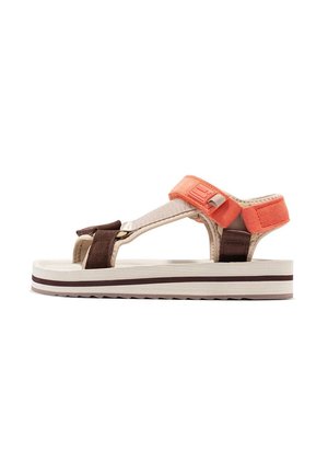 Sandalias marrones y durazno con diseño de correas; materiales textiles y de goma; suela plana con rayas ligeras; correa ajustable en el tobillo.