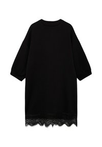 Robe noire oversize à manches courtes, col rond, avec une bordure en dentelle délicate au bas ; fabriquée en tissu doux à la texture lisse.