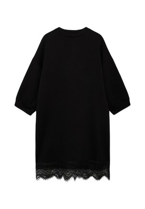 Czarna, oversize sukienka z krótkimi rękawami, okrągłym dekoltem i misterną koronkową galonem na dole; wykonana z miękkiego materiału o gładkiej fakturze.