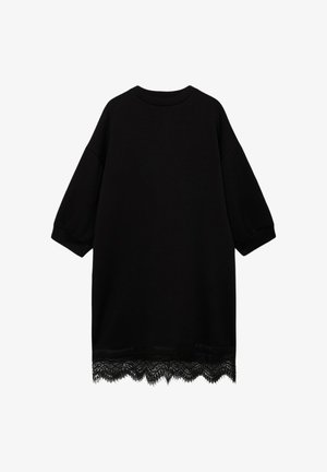 Zwarte oversized jurk met korte mouwen, ronde halslijn en verfijnde kantafwerking aan de onderkant; gemaakt van zachte stof met een gladde textuur.