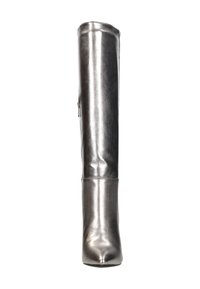 Metalen zilveren over-de-knie laars met een puntige neus, gladde textuur, ronde bovenkant en een ritssluiting aan de zijkant. Hoge stiletto hak.