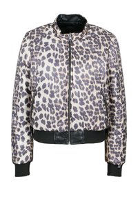 Giacca bomber con stampa leopardata in un tessuto lucido, dotata di un colletto e una vita in pelle nera, chiusura frontale con zip e tasche laterali.