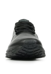 Sneaker Puma nera vista frontalmente, che mostra una tomaia texturizzata, lacci spessi e suola con battistrada su uno sfondo bianco.