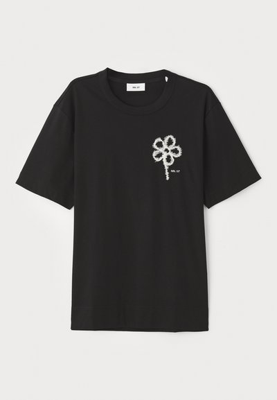 Melna kokvilnas T-krekla ar apaļu kakla izgriezumu un īsām piedurknēm, ar baltu izšūtu zieda dizainu kreisajā krūšu pusē.