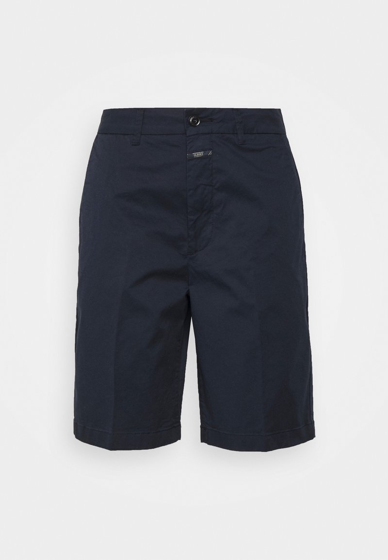 Shorts pour hommes bleu marine jusqu'au genou avec passants de ceinture, fermeture par bouton et braguette zippée sur fond blanc.