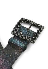 Cinturón negro texturizado con un acabado iridiscente brillante. La hebilla cuadrada está adornada con tachuelas negras y cuenta con un pin de metal.