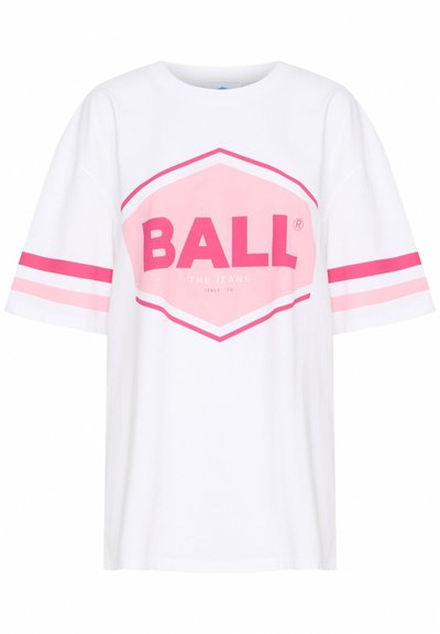 Camiseta de algodón blanca con un gran gráfico hexagonal rosa que lleva la palabra "BALL" en letras negras en negrita y dos mangas cortas a rayas rosas.