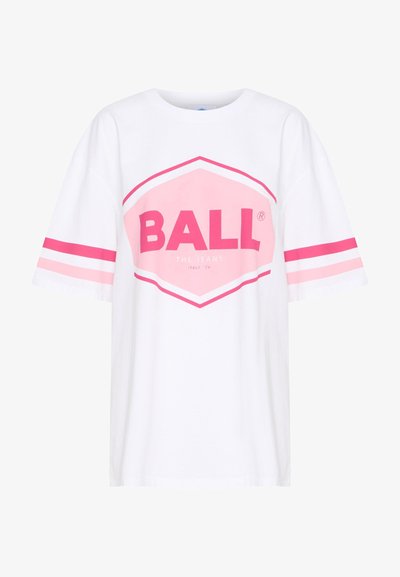 Biała bawełniana koszulka z dużą różową heksagonalną grafiką z napisem "BALL" widocznie zapisanym czarnymi literami oraz dwiema krótkimi rękawami w różowe paski.