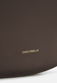 Coccinelle SUNUP - Rankinė - fond brown/rose