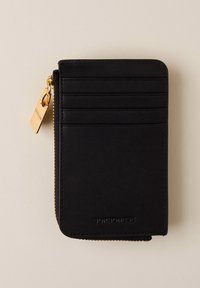 Portafoglio in pelle nera con chiusura a zip, dotato di diversi scomparti per carte e un accento con portachiavi in tonalità oro. Superficie texture e bordi cuciti.