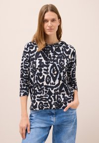 Sudadera con capucha en navy y azul claro con un patrón abstracto, hecha de una tela suave, con mangas 3/4 y un corte relajado.
