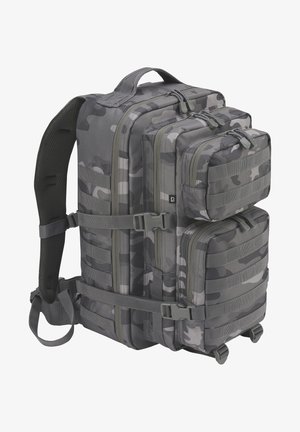 Sac à dos camouflage dans des tons de gris ; comporte plusieurs compartiments, un tissu durable, des bretelles réglables et un panneau arrière texturé.