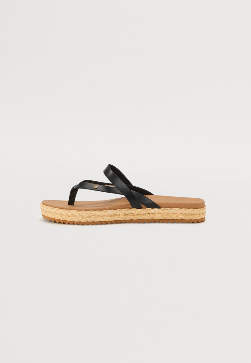 Musta nahkainen flip-flop sandaali ristiin menevillä strapilla, vaaleanruskea jalkapohja ja kudottu juteesta valmistettu korko. Kummituspohja, jossa on kuvioitu pinta pitävyyden takaamiseksi.