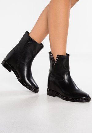 Kotníkové boty - black