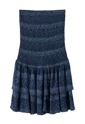 Vestido azul marino sin tirantes con corsé fruncido y falda de volantes, con pequeños estampados florales blancos por todo el tejido.