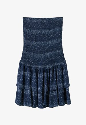 Marineblå stropløs kjole med rynket overdel og lagdelt nederdel, dekoreret med små hvide blomster over det hele.