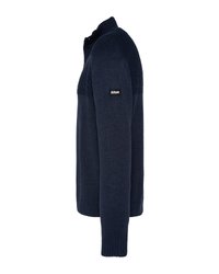 Dunkelblauer gestrickter Pullover mit einem strukturierten Schulterdesign, gerippten Bündchen, einem Kragen mit drei Knöpfen und einem Logo-Patch am linken Arm.