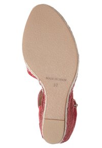 Espadrille rouge avec un dessus en tissu texturé et un accent en jute naturel. Semelle extérieure beige robuste. Marquée "Fabriqué en Espagne" et taille 37.