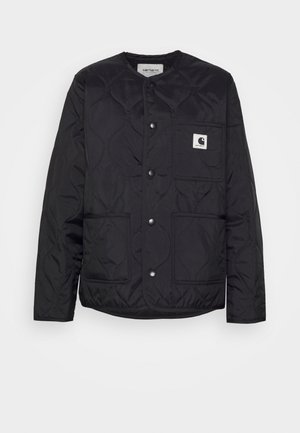 Veste matelassée noire avec un col rond, des fermetures à pression et deux poches avant. Présente un petit patch logo sur la poche de la poitrine.