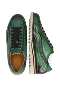Grüne Leder-Sneaker mit schwarzen Schnürsenkeln, kontrastierenden beigen und schwarzen Sohlen sowie strukturierten seitlichen Akzenten. Verfügt über eine gepolsterte Einlegesohle.