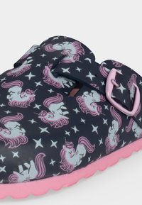 Σκούρα μπλε παπούτσι με ροζ σόλα, με σχέδιο μονόκερου και αστεριού, ρυθμιζόμενο λουράκι με αγκράφα και υφή στη σόλα.