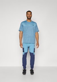 Under Armour UTILITY - Sports T-shirt - washed navy/blue smoke/black