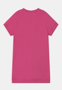 Kleid mit kurzen Ärmeln in leuchtendem Pink, aus weichem Stoff, mit einem runden Ausschnitt und einem lockeren Schnitt, der gerippte Akzente an den Ärmeln aufweist.