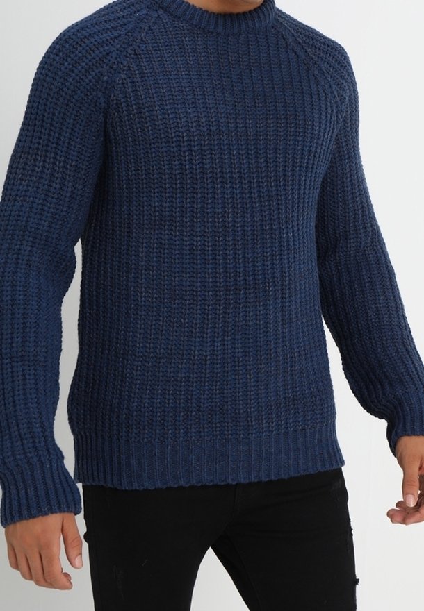 Granatowy sweter dzianinowy z teksturowanym wzorem, rypsowym okrągłym dekoltem i długimi rękawami. Posiada dopasowaną talię i szerokie mankiety.