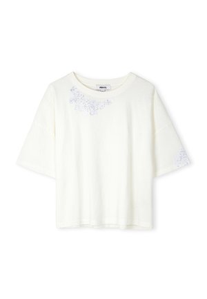T-shirt bianco a maniche corte con vestibilità rilassata. Presenta ricami floreali in azzurro chiaro e argento sul davanti e sulle maniche.